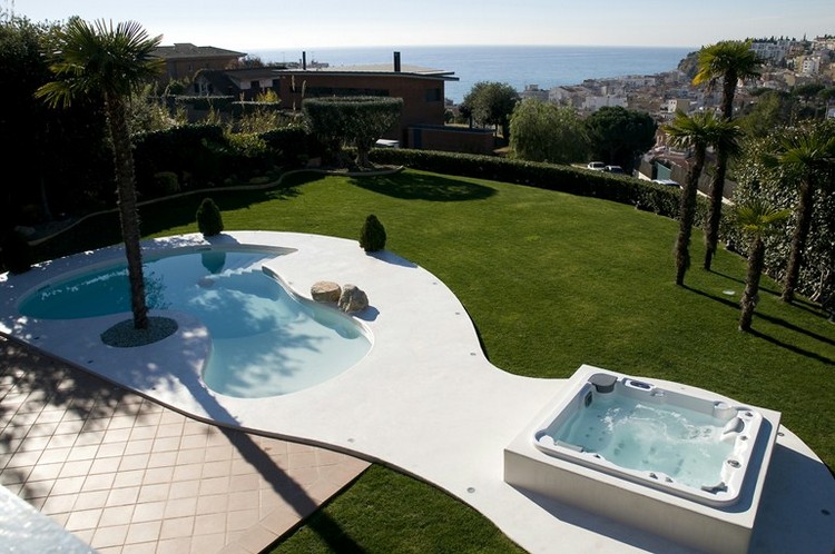 piscine-originale-forme-asymétrique-italie-bain à remous